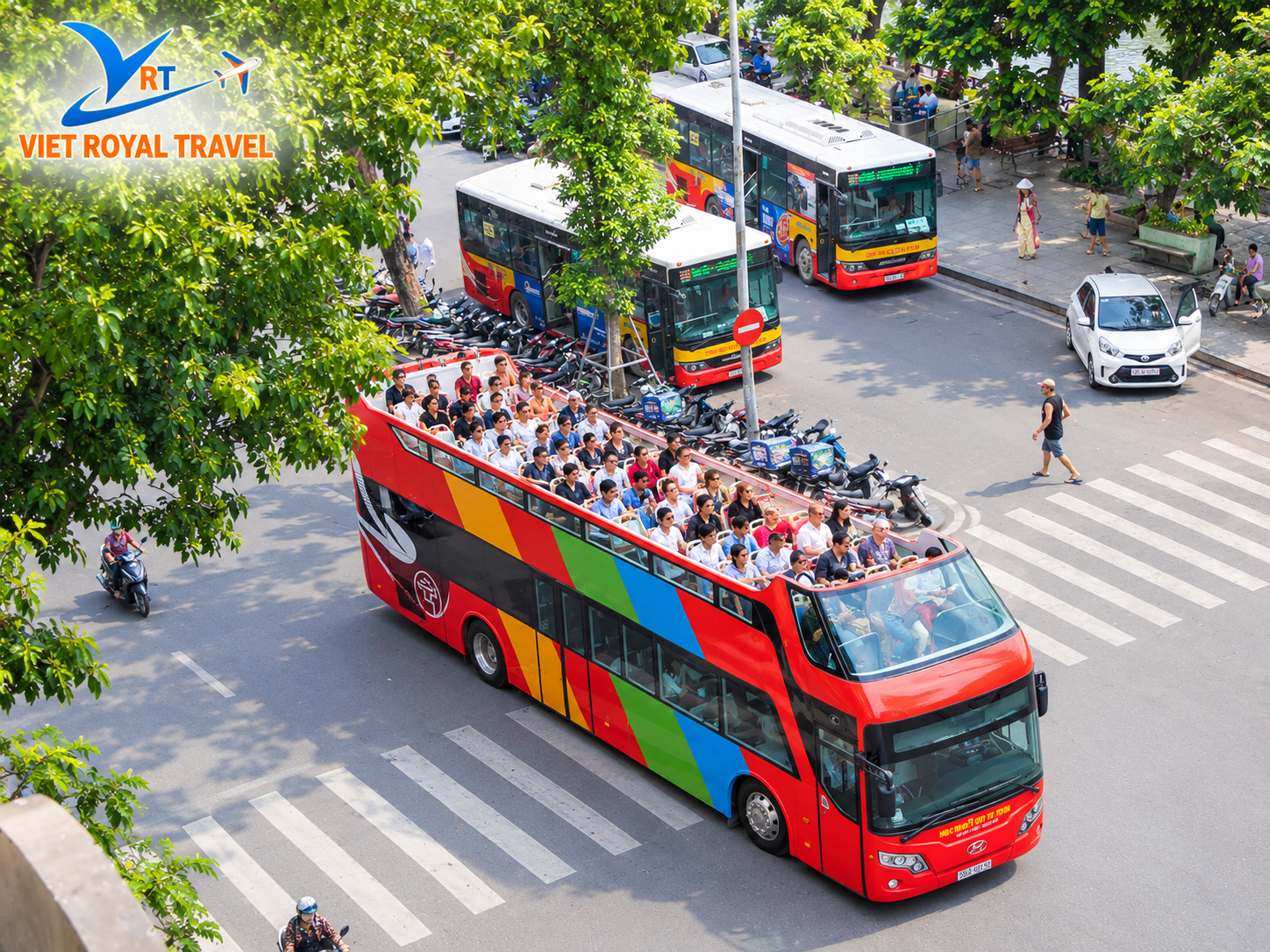 Ngắm nhìn phố phường Thủ đô từ xe bus 2 tầng là lựa chọn di chuyển yêu thích của du khách.