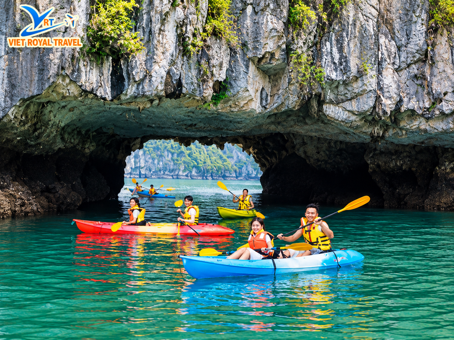 Trải nghiệm chèo thuyền kayak khám phá Hang Luồn Hạ Long